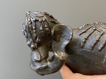 Paire de br&ucirc;le-parfums en forme d'&eacute;l&eacute;phant en bronze, Chine, Ming