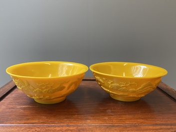 Paire de bols en verre jaune de P&eacute;kin &agrave; d&eacute;cor de figures dans paysages montagneux, Chine, 19/20&egrave;me