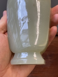 Een Chinese dekselvaas in celadon jade, Qing
