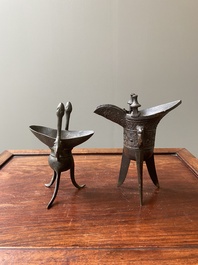 Twee Chinese bronzen rituele wijnbekers, 'jue', 18/19e eeuw