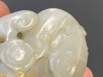 Vier Chinese snijwerken in witte en celadon jade, Qing/Republiek