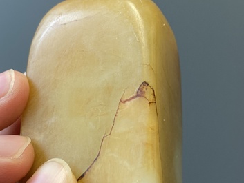 Une &eacute;pingle &agrave; cheveux en jade blanc et deux sceaux en jade, Chine, Qing