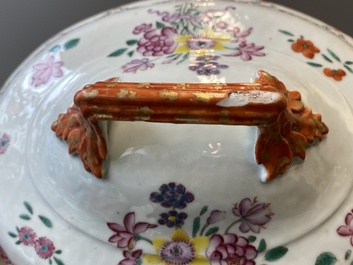 Terrine couverte sur son support en porcelaine de Chine famille rose, Qianlong