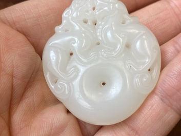 Pendentif figurant deux animaux mythiques en jade blanc sculpt&eacute;, Chine, Qing
