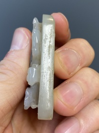 Vier Chinese snijwerken in witte en celadon jade, Qing/Republiek