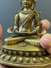 Drie Chinese bronzen sculpturen van Boeddha en Guanyin, Ming en later