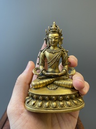 Drie Chinese bronzen sculpturen van Boeddha en Guanyin, Ming en later