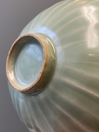 Een Chinese Longquan celadon vaas en een lotusvormige kom, Yuan of later