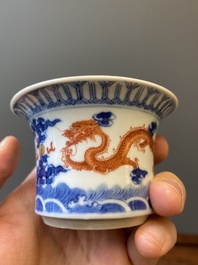 Een Chinese blauw-witte en ijzerrode wijnkom en warmer met draken tussen de wolken, Daoguang merk en periode