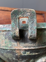 Een Chinese bronzen driepotige rituele voedselkom met deksel, 'ding', Oostelijke Zhou, Periode van Lente en Herfst