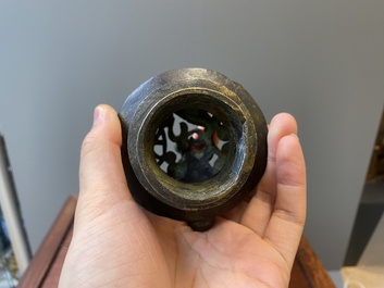 Paire de br&ucirc;le-parfums en forme d'&eacute;l&eacute;phant en bronze, Chine, Ming