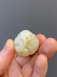 Vier Chinese snijwerken in witte en celadon jade, Qing/Republiek
