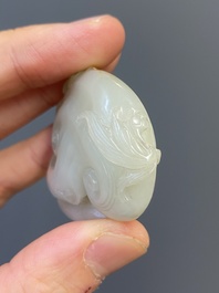 Vier Chinese snijwerken in witte en celadon jade, Qing/Republiek