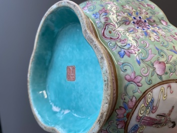 Een Chinese drielobbige famille rose kom met turquoise fondkleur, Tongzhi merk en periode