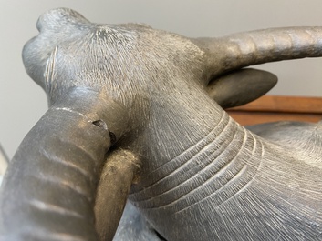Een grote Chinese grisaille sculptuur van een liggende buffel op houten sokkel, 18/19e eeuw
