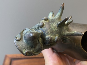 Een paar Chinese bronzen wierookbranders in de vorm van jongens op kylins, Ming