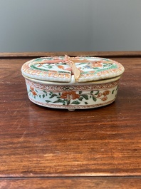 Een zeldzame Chinese famille verte specerijendoos, Kangxi