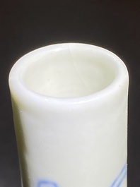 Vase de forme bouteille en porcelaine de Chine en bleu et blanc &agrave; d&eacute;cor d'un dragon, marque de Yongzheng, probablement R&eacute;publique