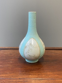 Vase en porcelaine de Chine &agrave; d&eacute;cor en grisaille sur fond turquoise, sign&eacute; Wan Yu 玩玉, marque et probablement &eacute;poque de Qianlong