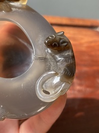 Pot &agrave; eau en agate aux lions bouddhistes sur socle en bois sculpt&eacute;, Chine, 19&egrave;me