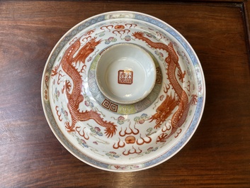 Bol couvert en porcelaine de Chine famille rose, marque de sceau Xiao Liu Xiang Guan 小留香館, 19/20&egrave;me