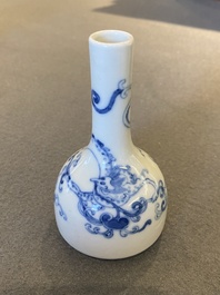 Vase de forme bouteille en porcelaine de Chine en bleu et blanc &agrave; d&eacute;cor d'un dragon, marque de Yongzheng, probablement R&eacute;publique