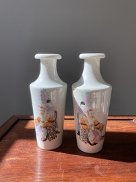 Paire de vases de forme rouleau en porcelaine de Chine famille rose, marque de Hongxian, R&eacute;publique
