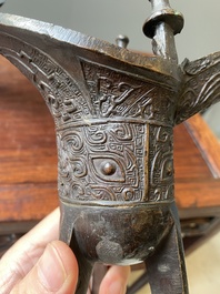 Twee Chinese bronzen rituele wijnbekers, 'jue', 18/19e eeuw