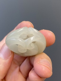 Vier Chinese snijwerken in witte en celadon jade, Qing/Republiek