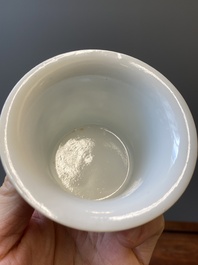 Een Chinese blauw-witte en ijzerrode wijnkom en warmer met draken tussen de wolken, Daoguang merk en periode