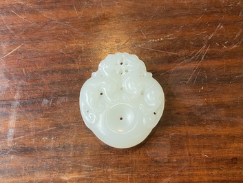 Pendentif figurant deux animaux mythiques en jade blanc sculpt&eacute;, Chine, Qing