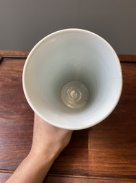 Een Chinese blauw-witte vaas met floraal decor, Kangxi