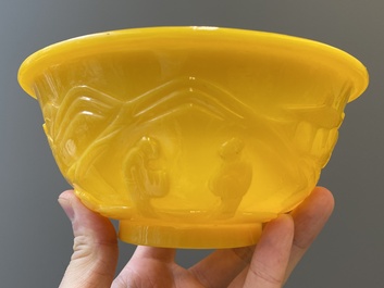 Een paar Chinese kommen in geel Peking glas met figuren in een landschap, CHINA merk, Republiek