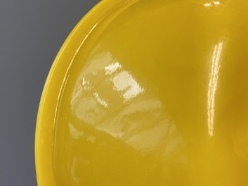 Deux grands bols en verre jaune de P&eacute;kin, Chine, 19/20&egrave;me