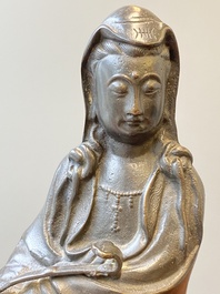 Drie Chinese bronzen sculpturen van Boeddha en Guanyin, Ming en later
