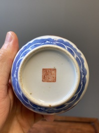 Een Chinese blauw-witte en ijzerrode wijnkom en warmer met draken tussen de wolken, Daoguang merk en periode
