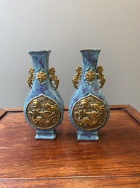 Paire de vases en porcelaine de Chine &agrave; &eacute;mail flamb&eacute; aux medaillons aux dragons dor&eacute;s, marque de Qianlong, 19&egrave;me