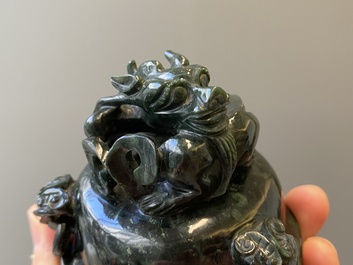 Twee Chinese wierookbranders met deksels in groene en blauwe goudsteen, 19/20e eeuw