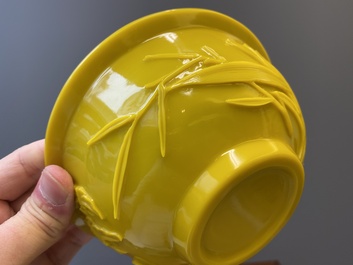 Paire de bols en verre jaune de P&eacute;kin &agrave; d&eacute;cor floral, Chine, 19/20&egrave;me