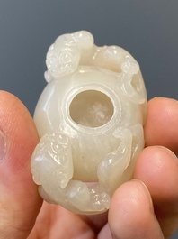 Vier Chinese snijwerken in witte en celadon jade, Qing/Republiek