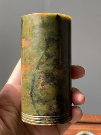 Twee Chinese jade penselenbekers, Qing