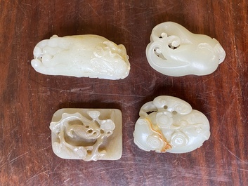 Vier Chinese snijwerken in witte en celadon jade, Qing/Republiek