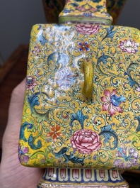 Vase &agrave; d&eacute;cor d'Europ&eacute;ens en &eacute;maux de Canton &agrave; fond jaune, Chine, marque et &eacute;poque de Qianlong