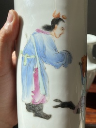 Paire de vases de forme rouleau en porcelaine de Chine famille rose, marque de Hongxian, R&eacute;publique