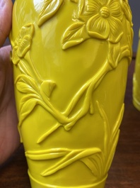 Een paar Chinese vazen met decor van vlinders en bloemen in geel Peking glas, Republiek