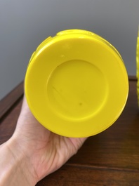 Een paar Chinese vazen met decor van vissen in geel Peking glas, Republiek