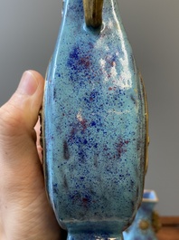 Paire de vases en porcelaine de Chine &agrave; &eacute;mail flamb&eacute; aux medaillons aux dragons dor&eacute;s, marque de Qianlong, 19&egrave;me