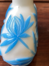 Een Chinese flacon met deksel in meerlagig blauw en wit Peking glas, 19e eeuw