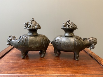 Paire de br&ucirc;le-parfums en forme d'&eacute;l&eacute;phant en bronze, Chine, Ming