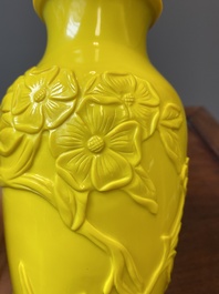 Een paar Chinese vazen met decor van vlinders en bloemen in geel Peking glas, Republiek